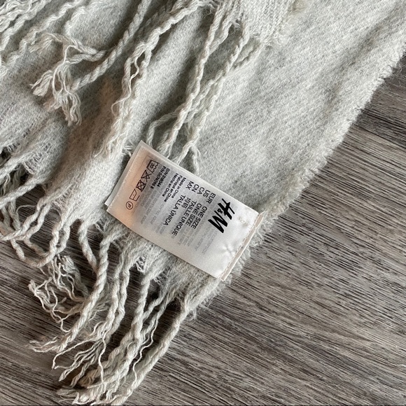 Light Grey Fringe H&M Scarf - Picture 3 of 3
